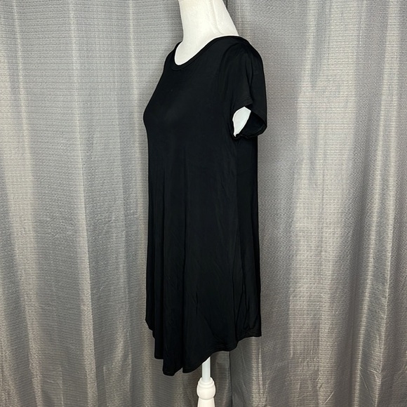 SUPERLINE BLACK MEDIUM SHORT SLEEVED ASYMMETRICAL HEM TSHIRT - Picture 3 of 7